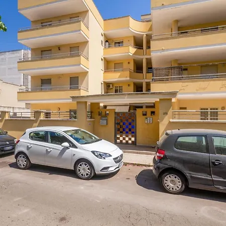 Roomy With Terrace & Parking Апартаменты Лечче