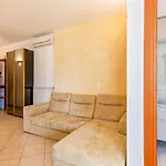 Guesthost - Roomy With Terrace & Parking דירה