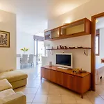 Guesthost - Roomy With Terrace & Parking לצ'ה
