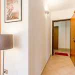 דירה Guesthost - Roomy With Terrace & Parking