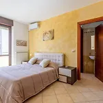 Guesthost - Roomy With Terrace & Parking *