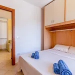 Guesthost - Roomy With Terrace & Parking דירה *