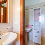 Guesthost - Roomy With Terrace & Parking *