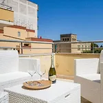 Guesthost - Roomy With Terrace & Parking דירה לצ'ה