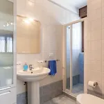 Guesthost - Roomy With Terrace & Parking דירה *