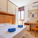 Guesthost - Roomy With Terrace & Parking לצ'ה