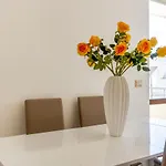 דירה Guesthost - Roomy With Terrace & Parking לצ'ה