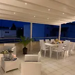 Guesthost - Roomy With Terrace & Parking * לצ'ה