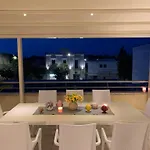 Guesthost - Roomy With Terrace & Parking דירה