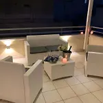 Guesthost - Roomy With Terrace & Parking דירה *