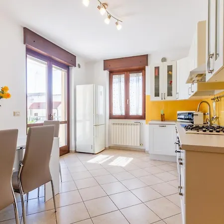 Roomy With Terrace & Parking *