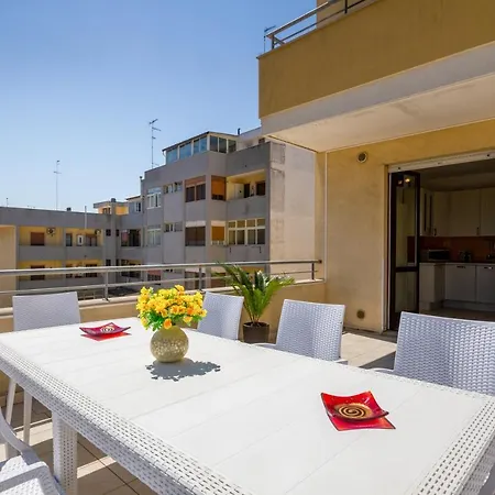 דירה Guesthost - Roomy With Terrace & Parking לצ'ה
