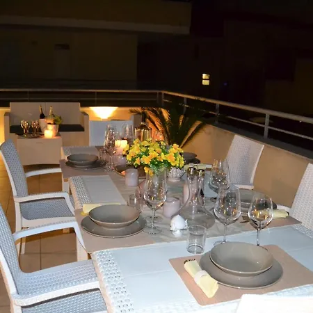 Guesthost - Roomy With Terrace & Parking * לצ'ה