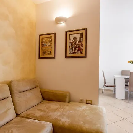 Guesthost - Roomy With Terrace & Parking דירה *