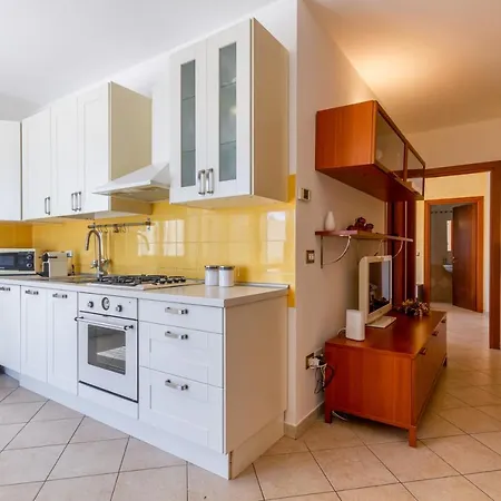 Apartment Roomy With Terrace & Parking