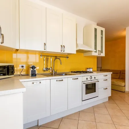 Guesthost - Roomy With Terrace & Parking