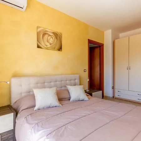 Apartment Roomy With Terrace & Parking